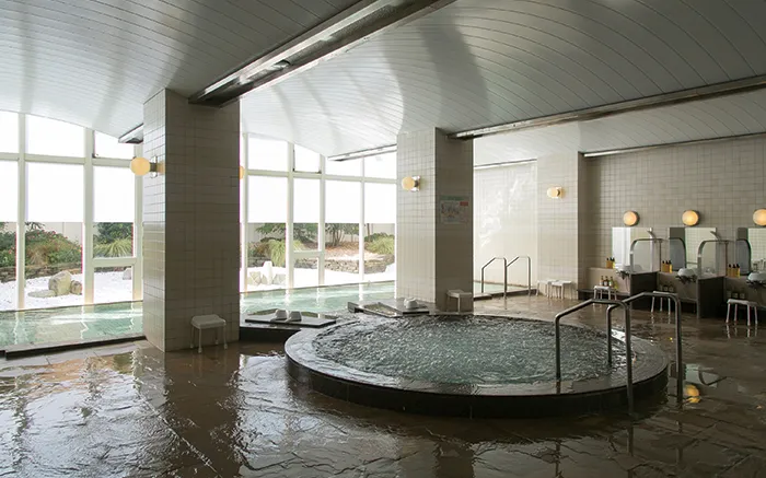 ゆったりとした浴槽